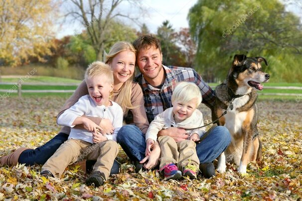 Cane felice adottato che gioca al parco con la nuova famiglia